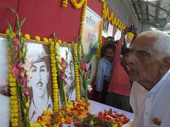 The freedom fighter Shri Satyendra Nath Chakraborty paying homage at Azadi Express stall