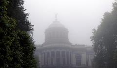 Cinquantenaire Museum in misty morning