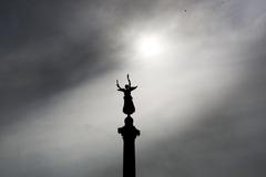 Ministra de Defensa y alcalde Jorge Muñoz en entrega del monumento a la victoria del Dos de Mayo