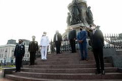 Ministra de Defensa y alcalde Jorge Muñoz en entrega de monumento a la victoria del Dos de Mayo