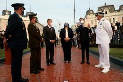 Ministra de Defensa y alcalde Jorge Muñoz en entrega del monumento a la victoria del Dos de Mayo