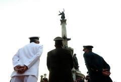 Ministra de Defensa y alcalde Jorge Muñoz en entrega del monumento a la victoria del Dos de Mayo