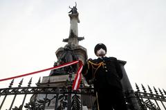 Ministra de Defensa y alcalde Jorge Muñoz en la entrega del monumento a la victoria del Dos de Mayo