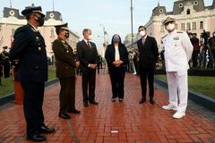 Ministra de Defensa y alcalde Jorge Muñoz en la entrega del monumento a la victoria del Dos de Mayo