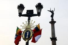 Ministra de Defensa y alcalde Jorge Muñoz en entrega del monumento a la victoria del Dos de Mayo