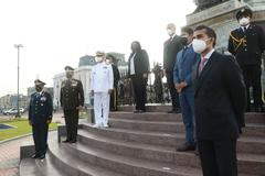 Ministra de Defensa and Mayor Jorge Muñoz participate in the delivery of the Dos de Mayo victory monument