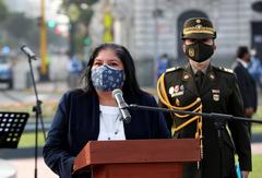 Ministra de Defensa y alcalde Jorge Muñoz en la entrega del monumento a la victoria del Dos de Mayo