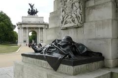 Artillery Memorial at Hyde Park Corner with Wellington Arch in the background