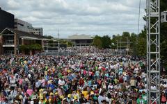 crowds awaiting Pope Francis at Independence Hall