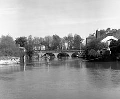 Folly Bridge on the River Thames in Oxford with three main arches