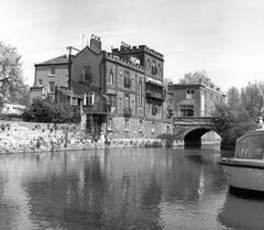 Folly Bridge and battlemented house in Oxford