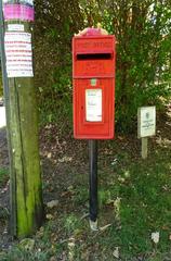 Elizabeth II postbox on Old Road, Littleworth