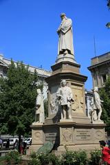 Monumento a Leonardo da Vinci in Piazza della Scala, Milan