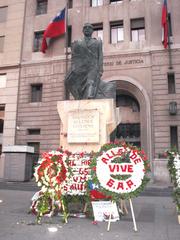 Statue of Salvador Allende in front of Palacio de la Moneda