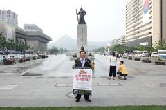 Firefighter Choi Kiyong protesting against the dismantling of the National Emergency Management Agency at Gwanghwamun on June 26, 2014