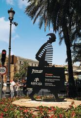 Metal statue by MacDiego for Picasso Exhibition of Fundación Bancaja with artist and Paco Roca in background