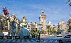 Ninots en la Plaza de la Reina at the start of the falla plantà