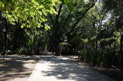 Parque España in Mexico City with green areas and monument to Lázaro Cárdenas