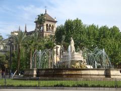 Fuente de la Puerta de Jerez en Sevilla con hotel Alfonso XIII al fondo