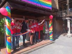 Marta Higueras inaugurating the GayDay at Madrid's amusement park