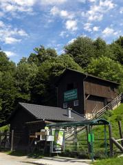 Versorgungsgebäude mit Einwurfbox im Naturpark Purkersdorf