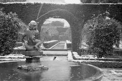 Fountain in Jardines de Puerta Oscura after a snowfall in 1954