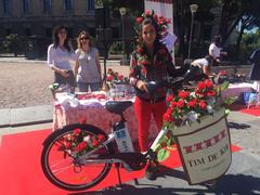 Pasarela de moda en bicicleta en las calles de Madrid