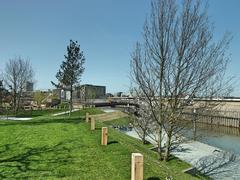 Baakenpark playground and finished new buildings at Baakenhafen