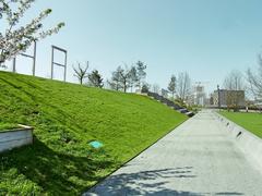 Baakenpark pathways with playground equipment and Himmelberg