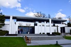 Le Musée olympique building with flags