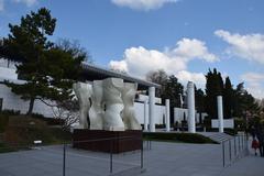 Lee Musée Olympique exterior view with greenery and sculptures