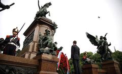 Dmitry Medvedev laying a wreath at the monument to General Jose de San Martin in Argentina