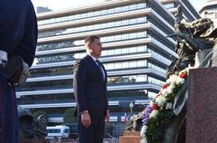 Ofrenda Floral en Plaza San Martín por embajadores