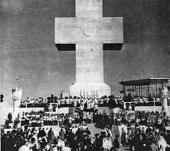 Congreso Eucarístico en Buenos Aires con la gran cruz sobre el Monumento de los Españoles