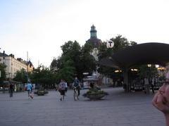 Stokholma, Odenplan square with people and buildings