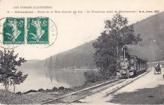 Carte postale ancienne de Gérardmer montrant un tramway venant de Remiremont sur la Route de la Rive Gauche du Lac.