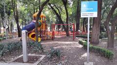 Área de juegos y bebederos en el parque de la bombilla