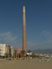 Chimenea de la antigua fábrica de plomo de Los Guindos en Málaga