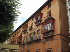 Plaza de Bib-Rambla in Granada with restaurants, cafes, and souvenir shops