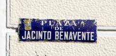 Placa de la plaza de Jacinto Benavente in Madrid