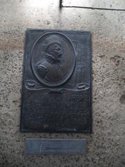 Placa conmemorativa a Juan de Arfe realizada por alumnos de la Escuela de Artes y Oficios de Sevilla