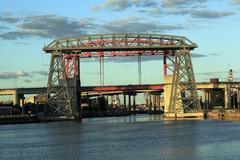 Schwebefähre über die Mündung des Río Riachuelo, dahinter die Hubbrücke Puente Nicolás Avellaneda