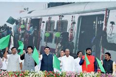 The Union Minister for Railways and Coal, Shri Piyush Goyal, flagging off the train on Nerul-Uran-Belapur corridor