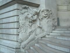 statue of an angel and lion at Palais de la découverte