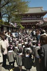 Children marching towards Hōzōmon gate at Sensō-ji temple