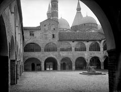 Cortile interno del Collegio Pratense durante il periodo fascista