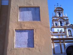 Placas en la puerta de la Macarena con la basílica de la Macarena al fondo en Sevilla