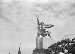 Bekroning van het paviljoen van de Sovjet-Unie, Wereldtentoonstelling Parijs 1937