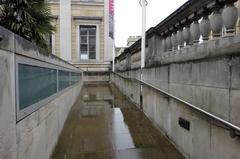 Easy path up to the Ashmolean Museum