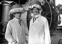 Paul Kipfer and August Piccard in front of a pressurized gondola next to a hydrogen balloon